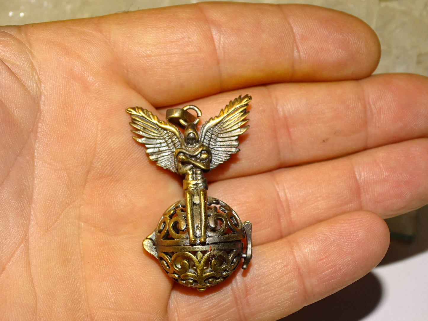 Pendentif/ Cage à pierre, peut servir de Bolas (pendentif de grossesse) ou pour perle de lave pour huile essentielle ! 2 centimètres de diamètre. Fait en laiton ! Vendu avec une perle de lave de 10mm !