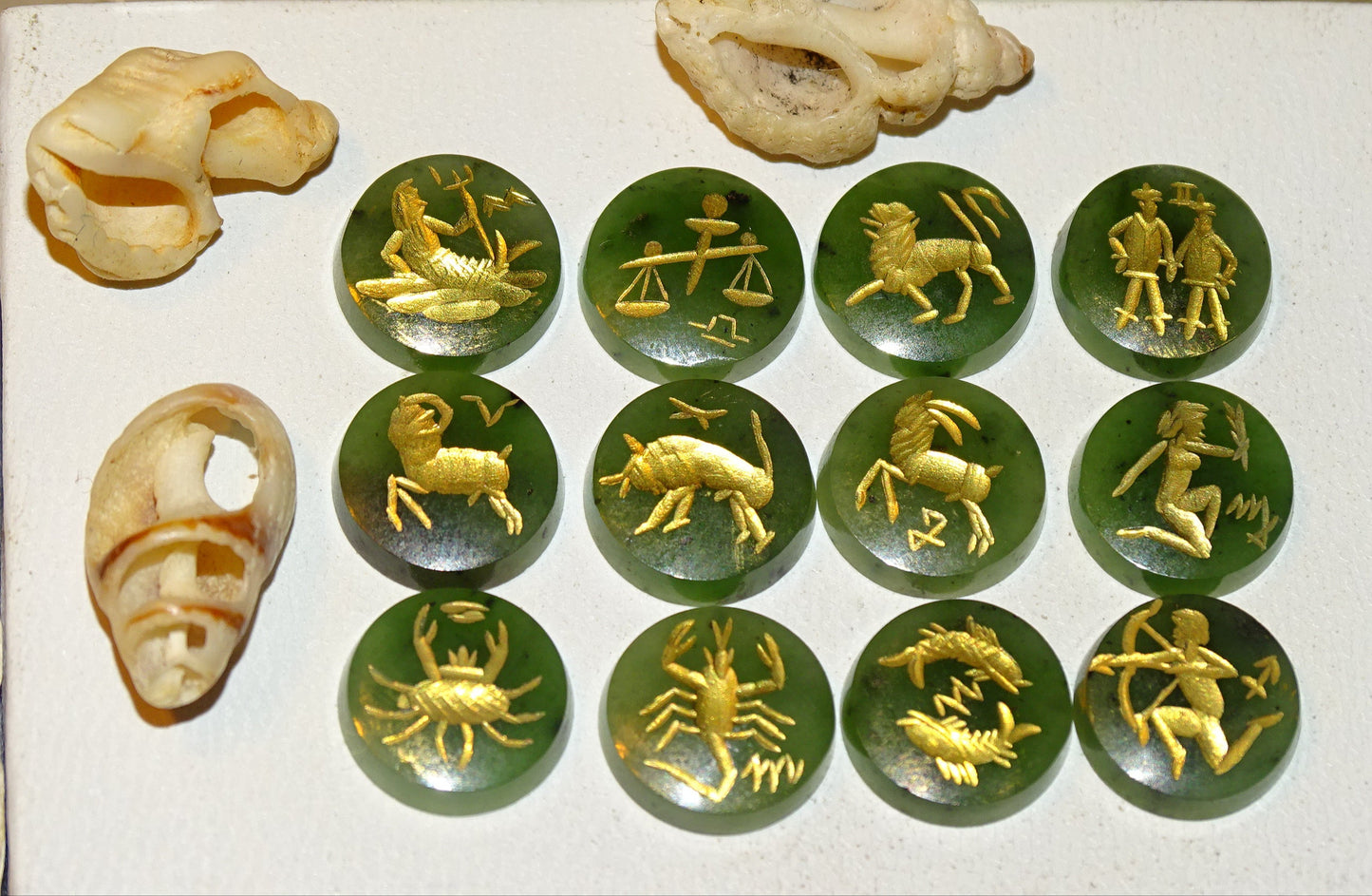 Jade impérial, set de 12 cabochons de formes rondes en pierres avec gravures des signes astrologiques à l'Or fin. Parfait pour la création de bagues ou collection... De 12 x 3 millimètres d'épaisseur !