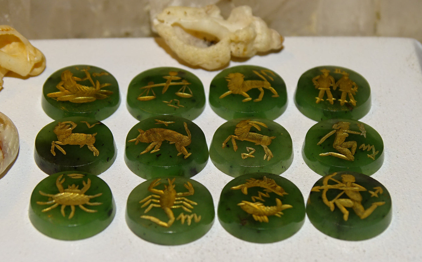 Jade impérial, set de 12 cabochons de formes rondes en pierres avec gravures des signes astrologiques à l'Or fin. Parfait pour la création de bagues ou collection... De 12 x 3 millimètres d'épaisseur !