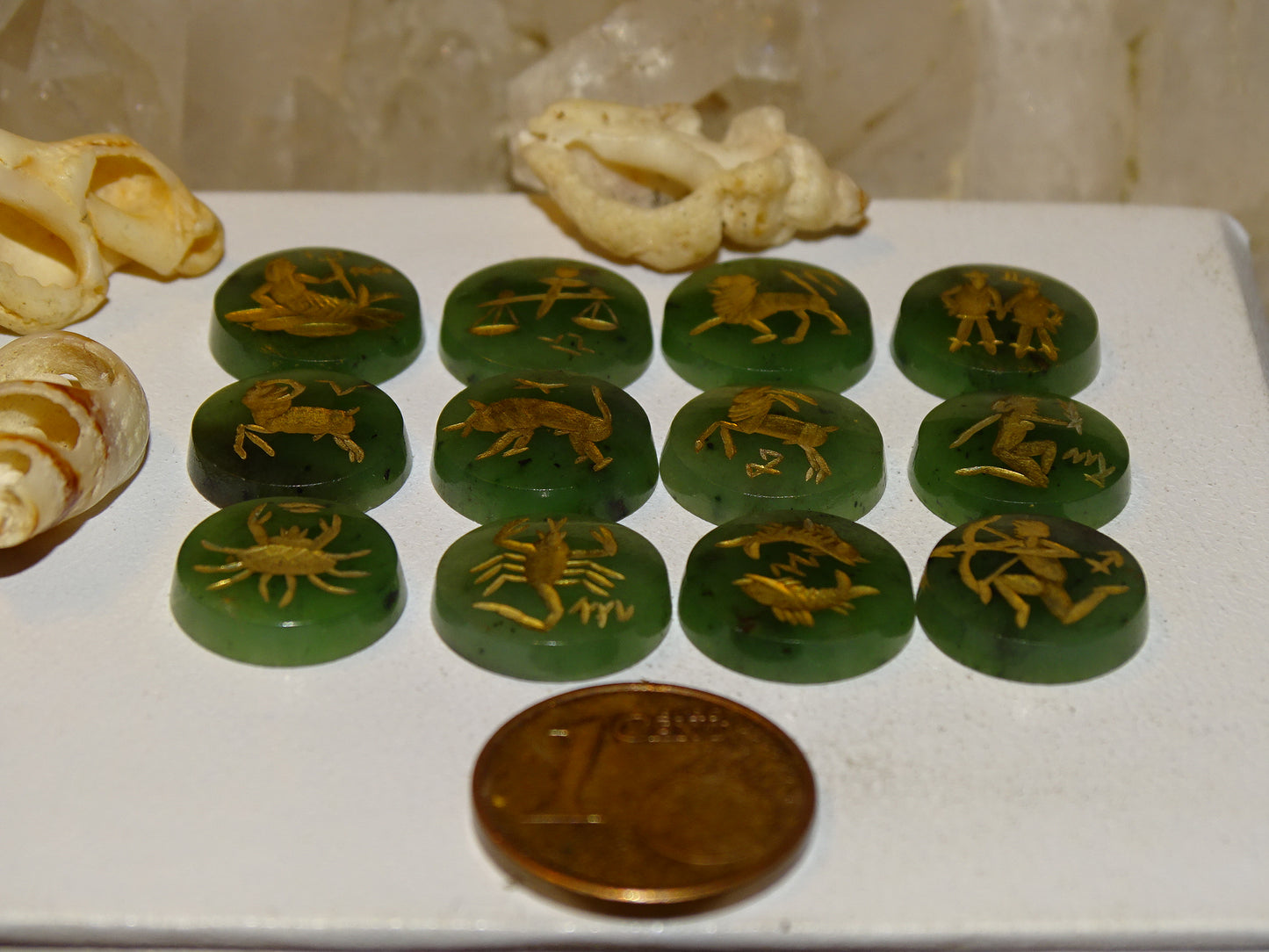 Jade impérial, set de 12 cabochons de formes rondes en pierres avec gravures des signes astrologiques à l'Or fin. Parfait pour la création de bagues ou collection... De 12 x 3 millimètres d'épaisseur !