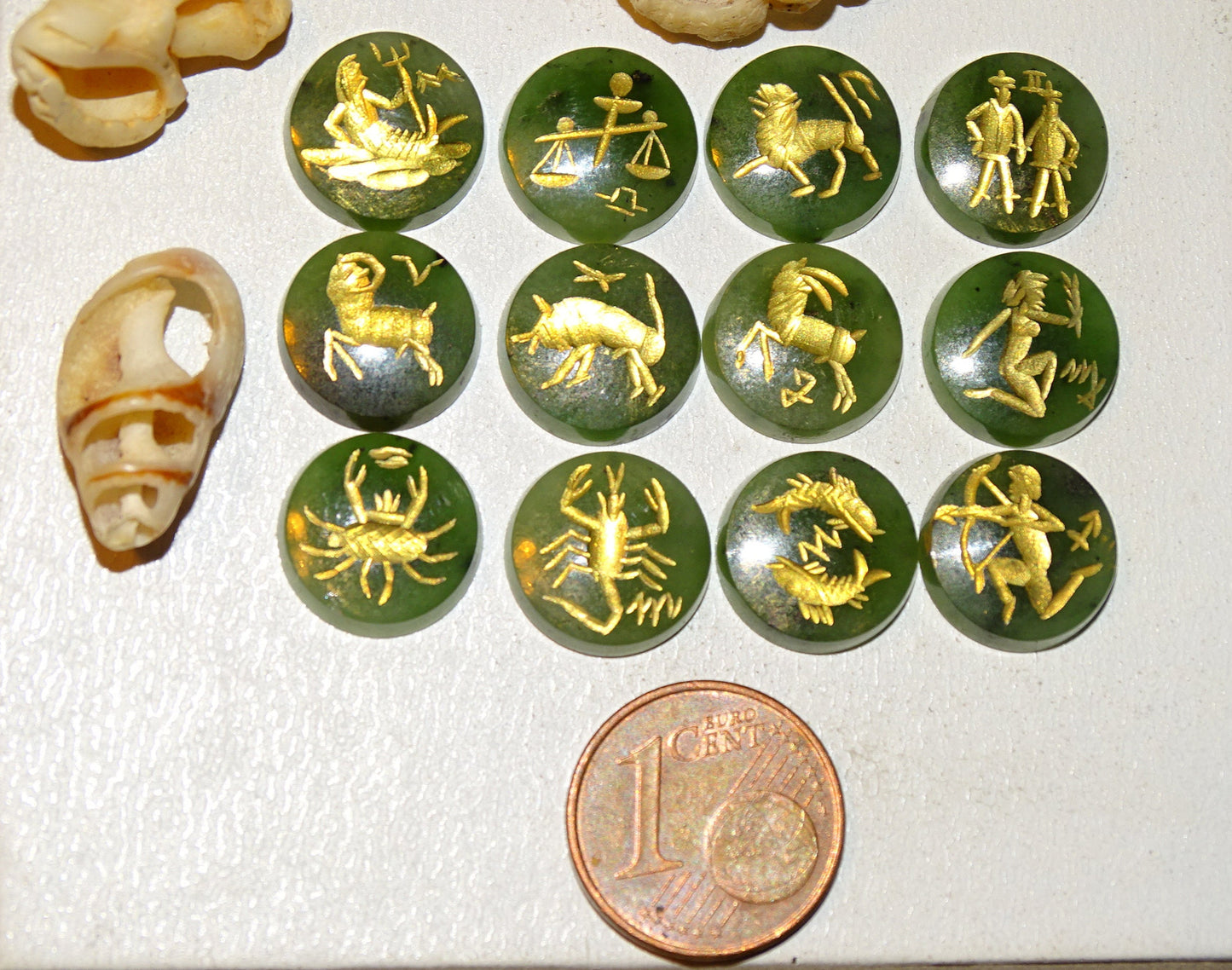 Jade impérial, set de 12 cabochons de formes rondes en pierres avec gravures des signes astrologiques à l'Or fin. Parfait pour la création de bagues ou collection... De 12 x 3 millimètres d'épaisseur !