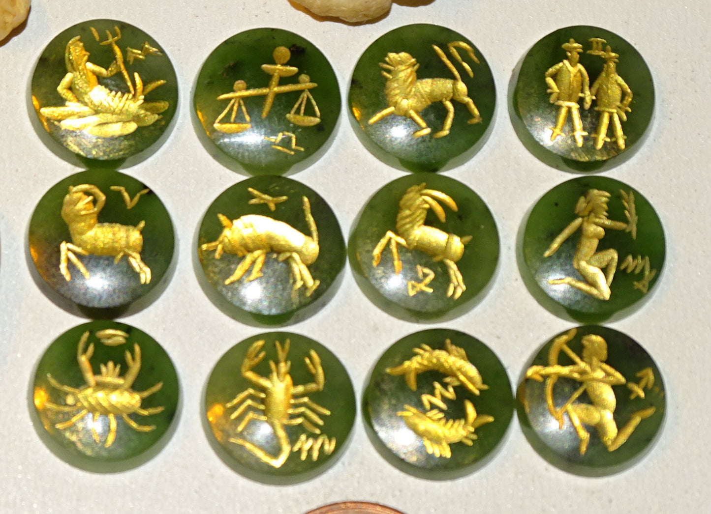 Jade impérial, set de 12 cabochons de formes rondes en pierres avec gravures des signes astrologiques à l'Or fin. Parfait pour la création de bagues ou collection... De 12 x 3 millimètres d'épaisseur !