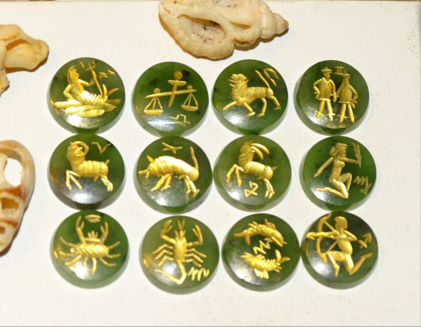 Jade impérial, set de 12 cabochons de formes rondes en pierres avec gravures des signes astrologiques à l'Or fin. Parfait pour la création de bagues ou collection... De 12 x 3 millimètres d'épaisseur !