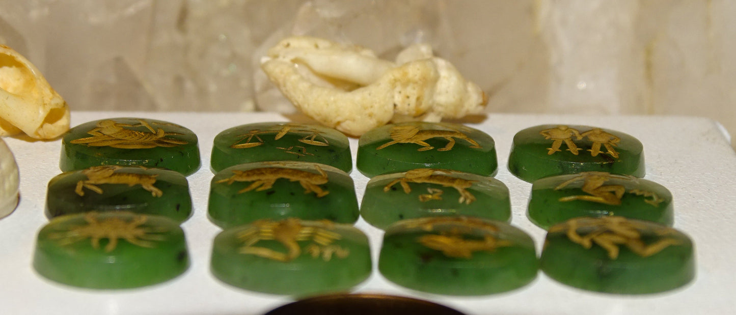 Jade impérial, set de 12 cabochons de formes rondes en pierres avec gravures des signes astrologiques à l'Or fin. Parfait pour la création de bagues ou collection... De 12 x 3 millimètres d'épaisseur !