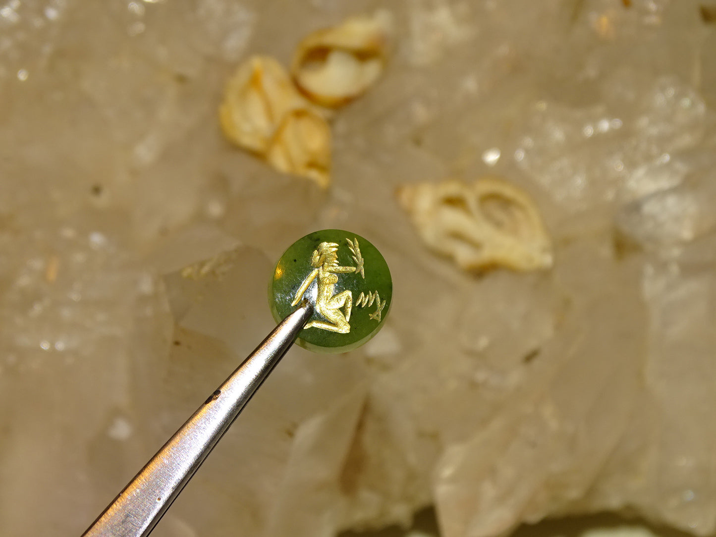 Jade impérial, set de 12 cabochons de formes rondes en pierres avec gravures des signes astrologiques à l'Or fin. Parfait pour la création de bagues ou collection... De 12 x 3 millimètres d'épaisseur !