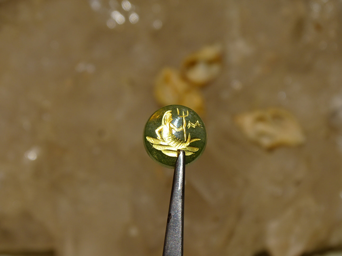 Jade impérial, set de 12 cabochons de formes rondes en pierres avec gravures des signes astrologiques à l'Or fin. Parfait pour la création de bagues ou collection... De 12 x 3 millimètres d'épaisseur !
