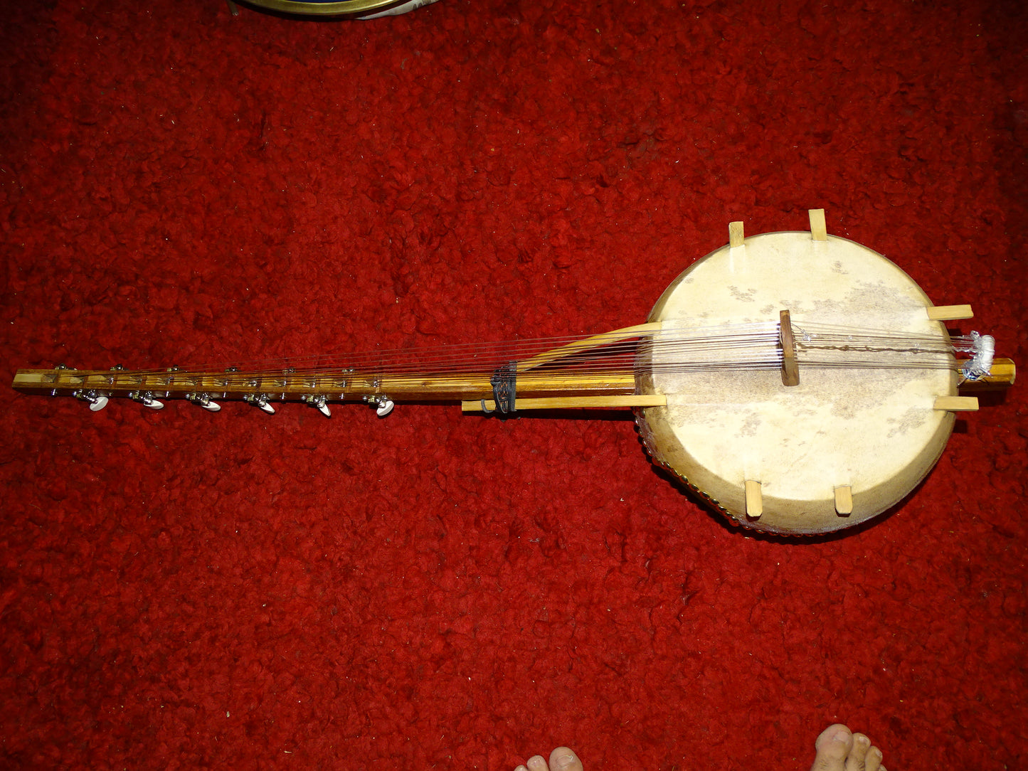 Kamélé n'Goni, 12 cordes en nylon, fait au Mali dans la tradition ! 1,10 mètres de hauteur, caisse en potiron de 35 centimètres de diamètre, la harpe Africaine !