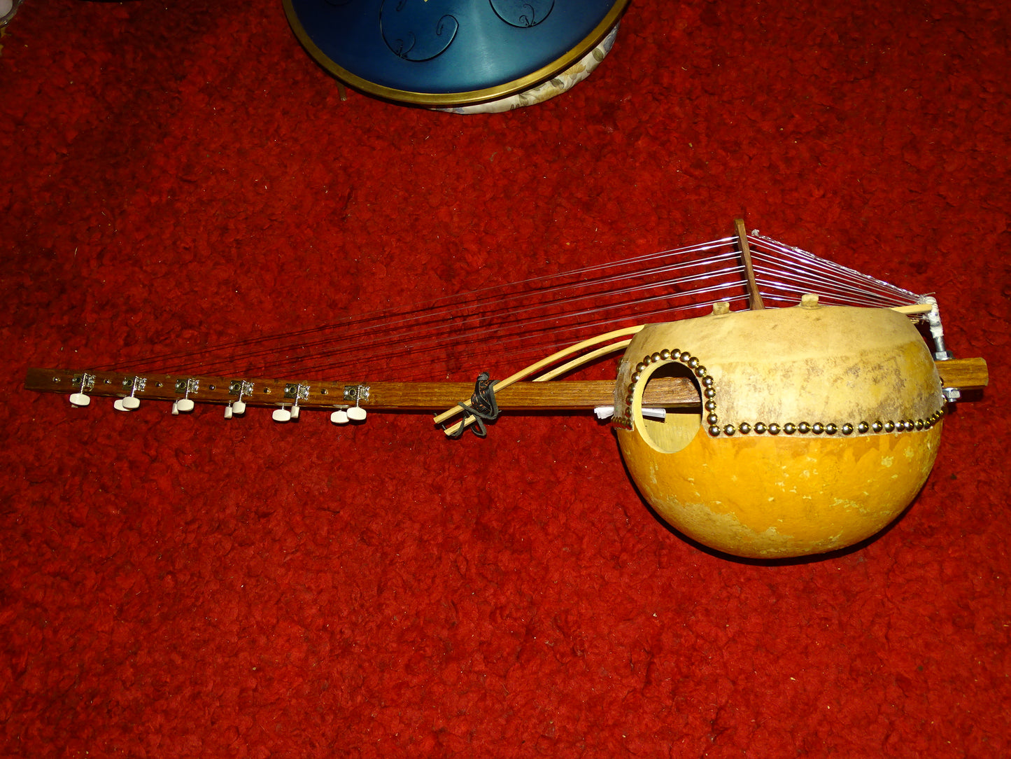 Kamélé n'Goni, 12 cordes en nylon, fait au Mali dans la tradition ! 1,10 mètres de hauteur, caisse en potiron de 35 centimètres de diamètre, la harpe Africaine !