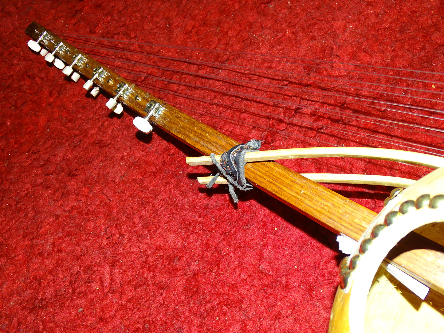 Kamélé n'Goni, 12 cordes en nylon, fait au Mali dans la tradition ! 1,10 mètres de hauteur, caisse en potiron de 35 centimètres de diamètre, la harpe Africaine !