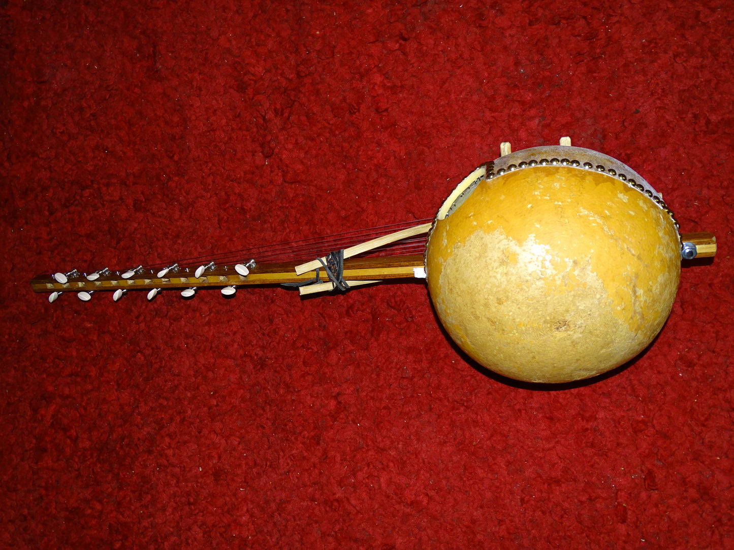 Kamélé n'Goni, 12 cordes en nylon, fait au Mali dans la tradition ! 1,10 mètres de hauteur, caisse en potiron de 35 centimètres de diamètre, la harpe Africaine !