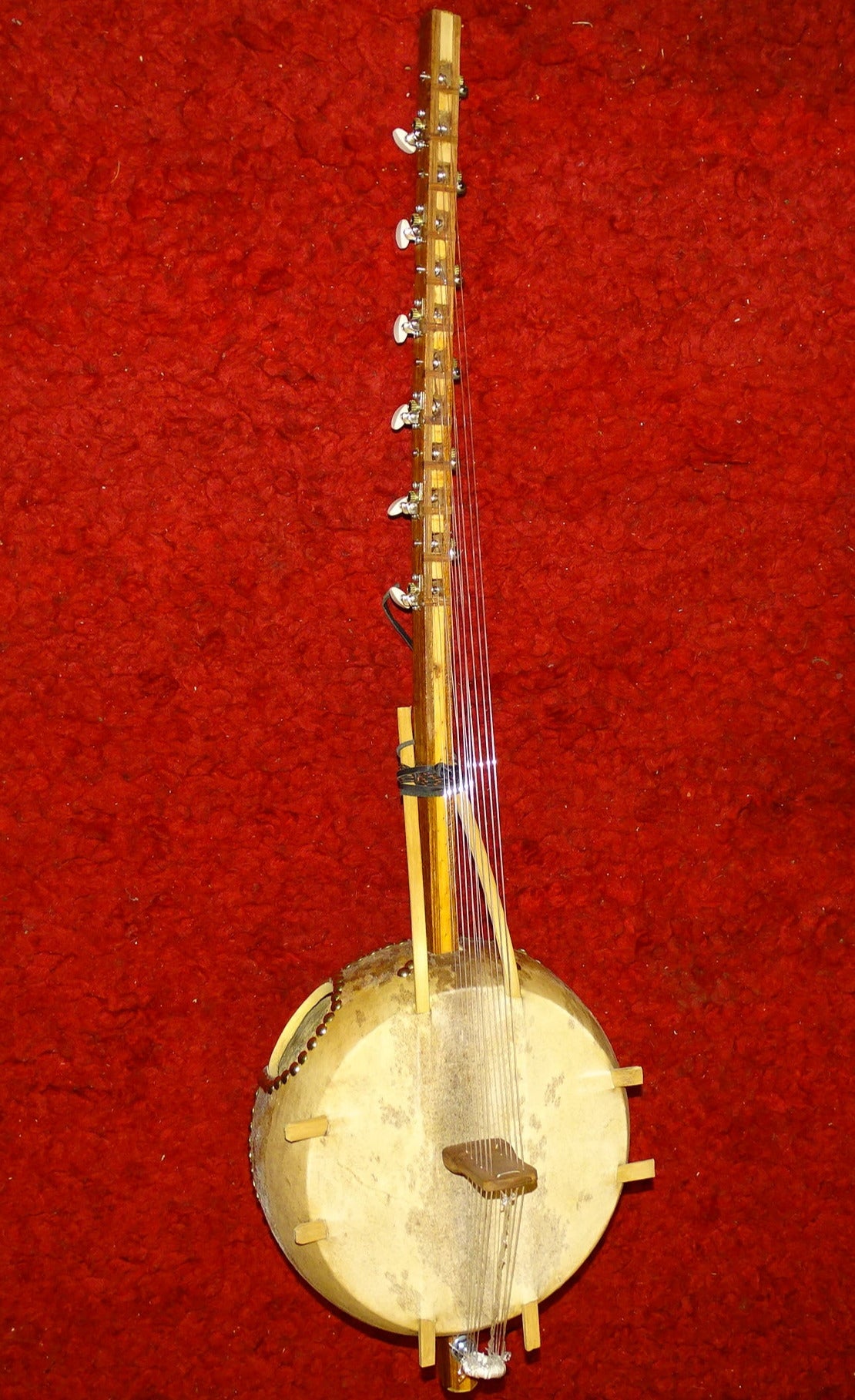Kamélé n'Goni, 12 cordes en nylon, fait au Mali dans la tradition ! 1,10 mètres de hauteur, caisse en potiron de 35 centimètres de diamètre, la harpe Africaine !