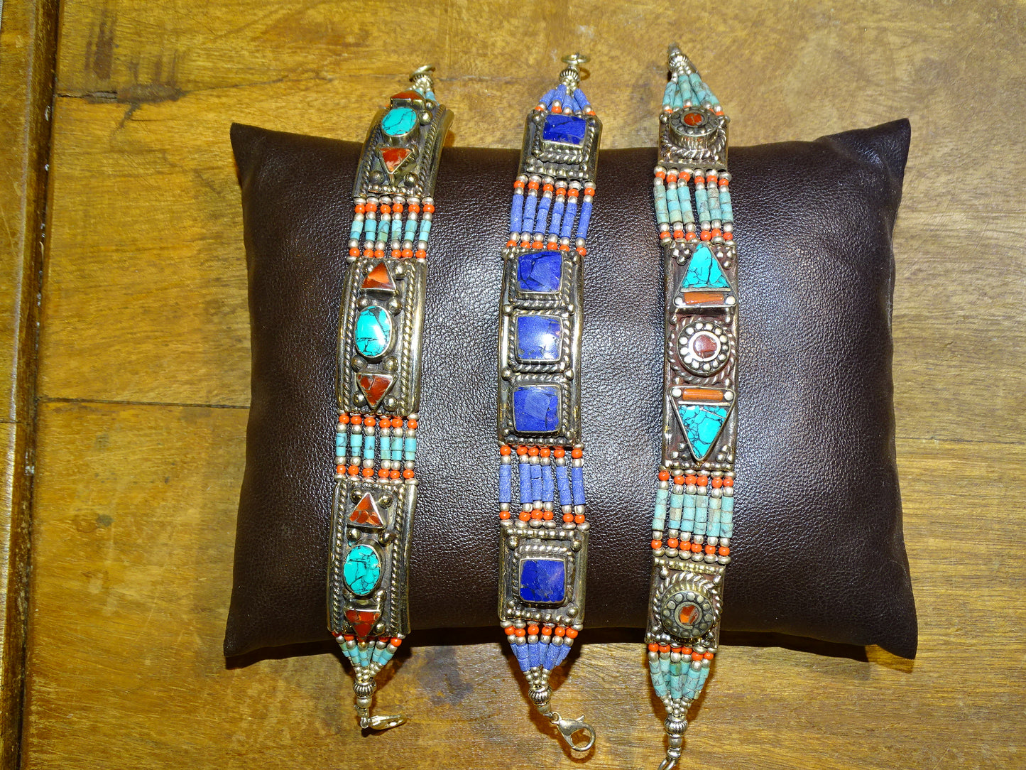 Set de 3 coussins de 11x7x4 cm environ, pour présentation de bijoux ou autres, 100 % fait main en simili cuir. Demandez nous un format sur mesure suivant vos besoins ! Vendu par 3 pièces !
