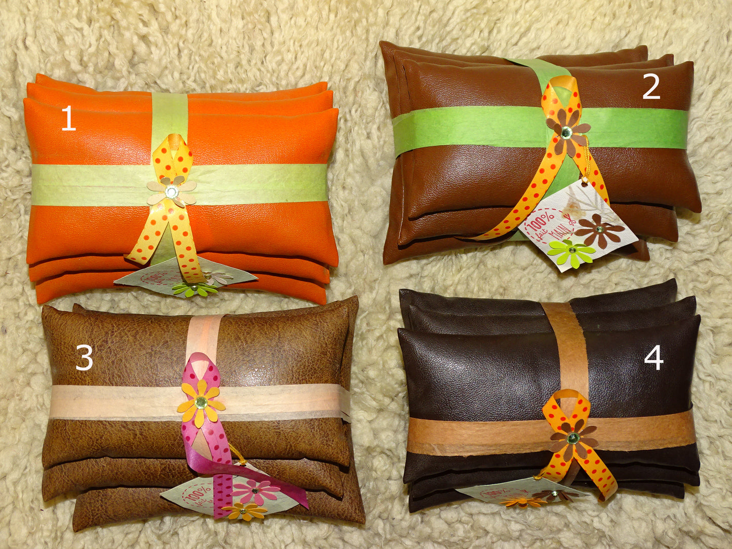 Set de 3 coussins de 11x7x4 cm environ, pour présentation de bijoux ou autres, 100 % fait main en simili cuir. Demandez nous un format sur mesure suivant vos besoins ! Vendu par 3 pièces !