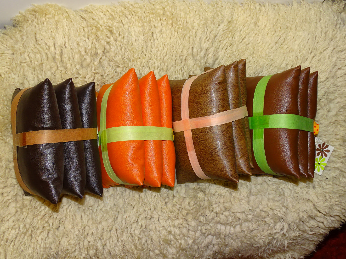 Set de 3 coussins de 11x7x4 cm environ, pour présentation de bijoux ou autres, 100 % fait main en simili cuir. Demandez nous un format sur mesure suivant vos besoins ! Vendu par 3 pièces !
