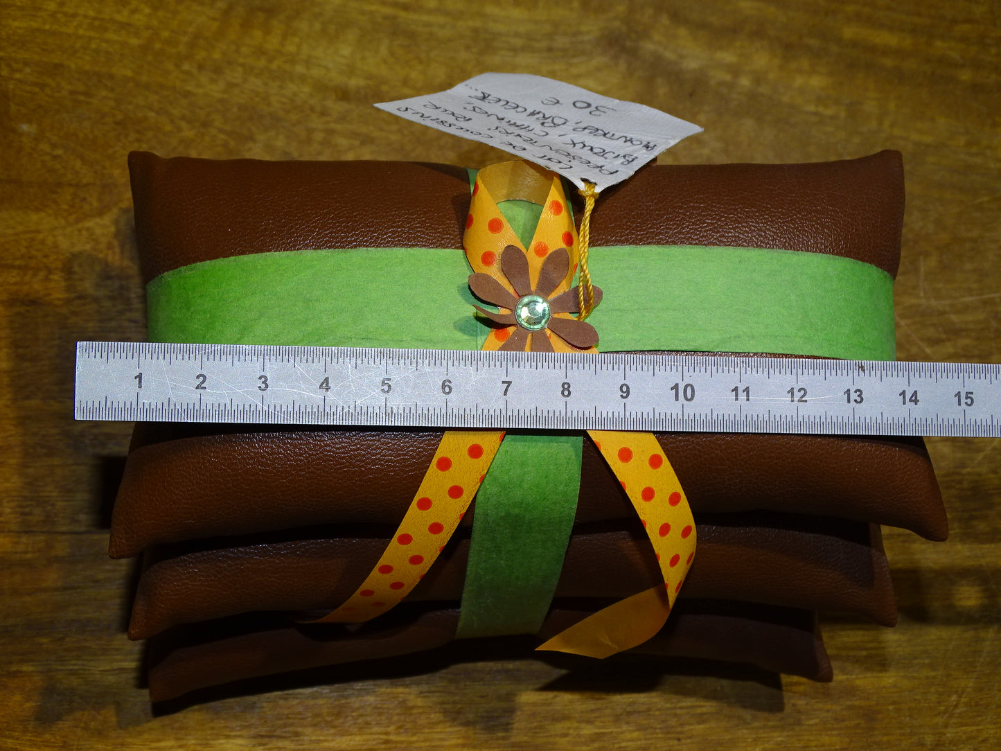 Set de 3 coussins de 11x7x4 cm environ, pour présentation de bijoux ou autres, 100 % fait main en simili cuir. Demandez nous un format sur mesure suivant vos besoins ! Vendu par 3 pièces !