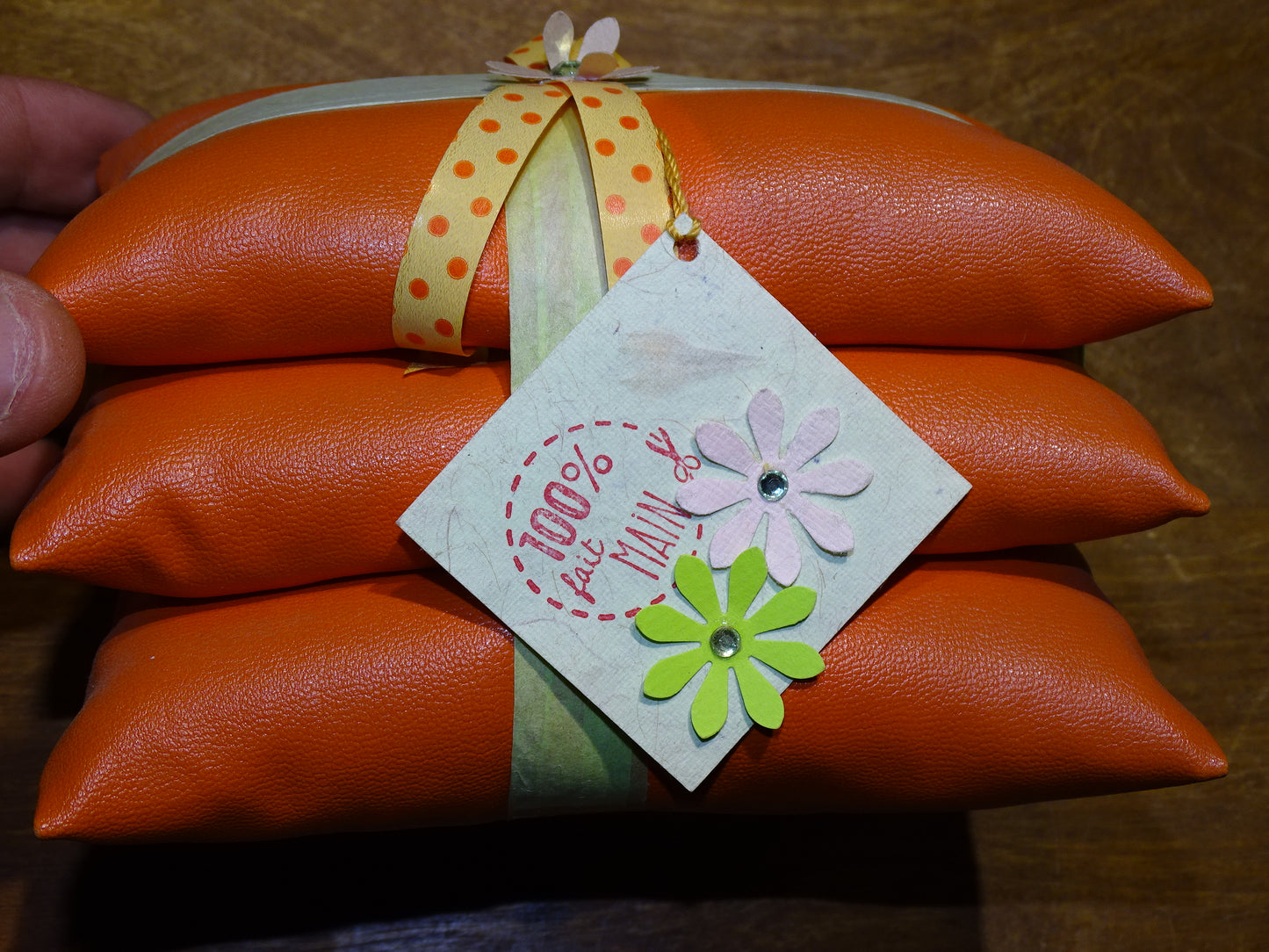 Set de 3 coussins de 11x7x4 cm environ, pour présentation de bijoux ou autres, 100 % fait main en simili cuir. Demandez nous un format sur mesure suivant vos besoins ! Vendu par 3 pièces !