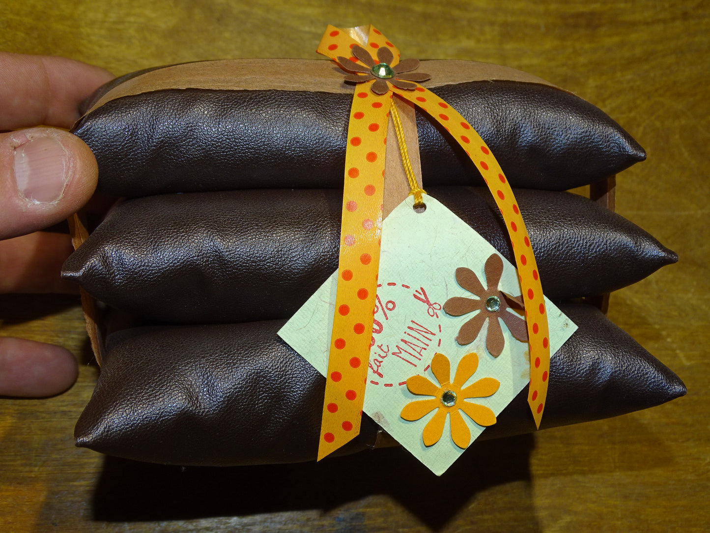 Set de 3 coussins de 11x7x4 cm environ, pour présentation de bijoux ou autres, 100 % fait main en simili cuir. Demandez nous un format sur mesure suivant vos besoins ! Vendu par 3 pièces !