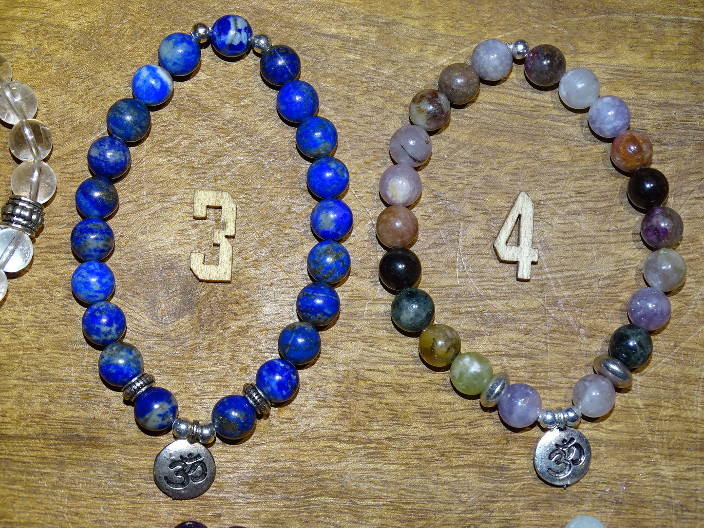 Collection de bracelets avec 3 charms au choix : Lotus Om ou Bouddha... En perle de 8mm + Médaille gravée de couleur argenté. Longueur au choix de 17 à 21 cm. Fait main par Zen Curiosity !