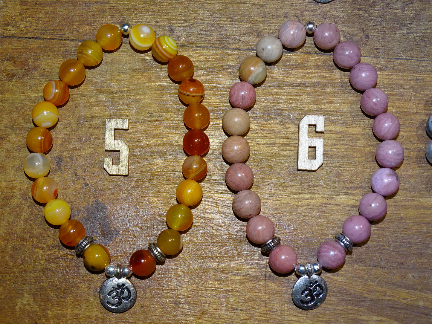 Collection de bracelets avec 3 charms au choix : Lotus Om ou Bouddha... En perle de 8mm + Médaille gravée de couleur argenté. Longueur au choix de 17 à 21 cm. Fait main par Zen Curiosity !
