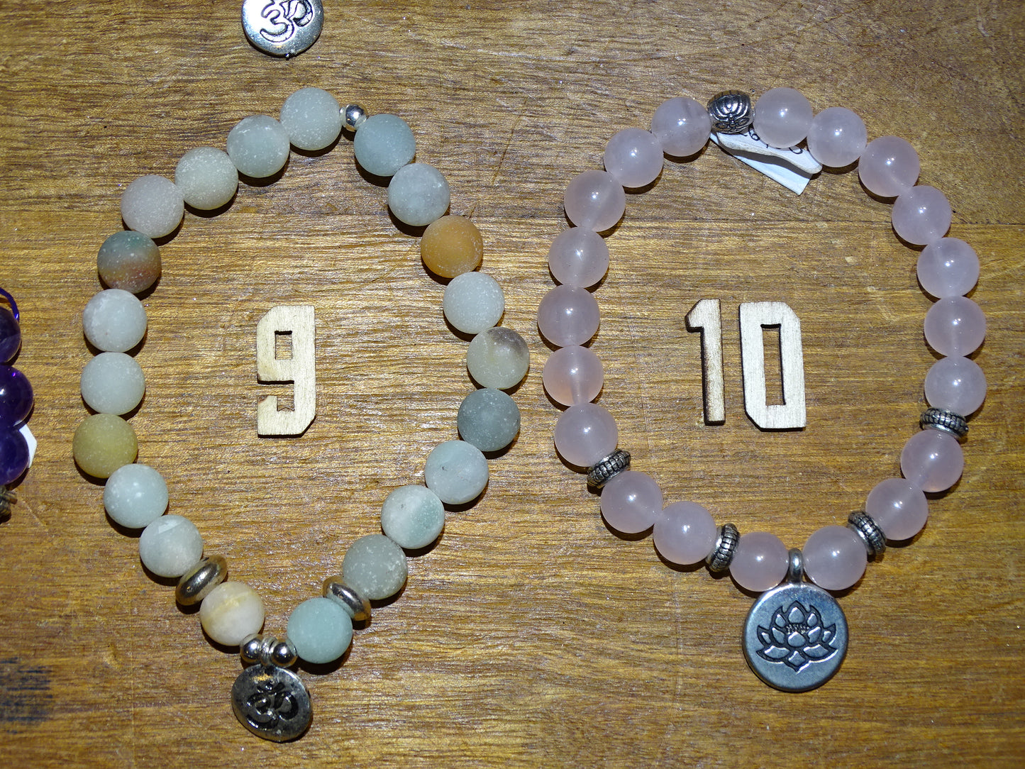 Collection de bracelets avec 3 charms au choix : Lotus Om ou Bouddha... En perle de 8mm + Médaille gravée de couleur argenté. Longueur au choix de 17 à 21 cm. Fait main par Zen Curiosity !