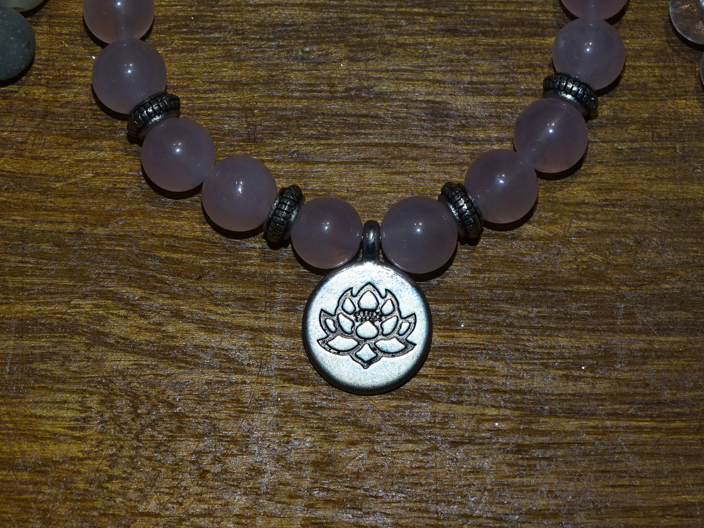 Collection de bracelets avec 3 charms au choix : Lotus Om ou Bouddha... En perle de 8mm + Médaille gravée de couleur argenté. Longueur au choix de 17 à 21 cm. Fait main par Zen Curiosity !