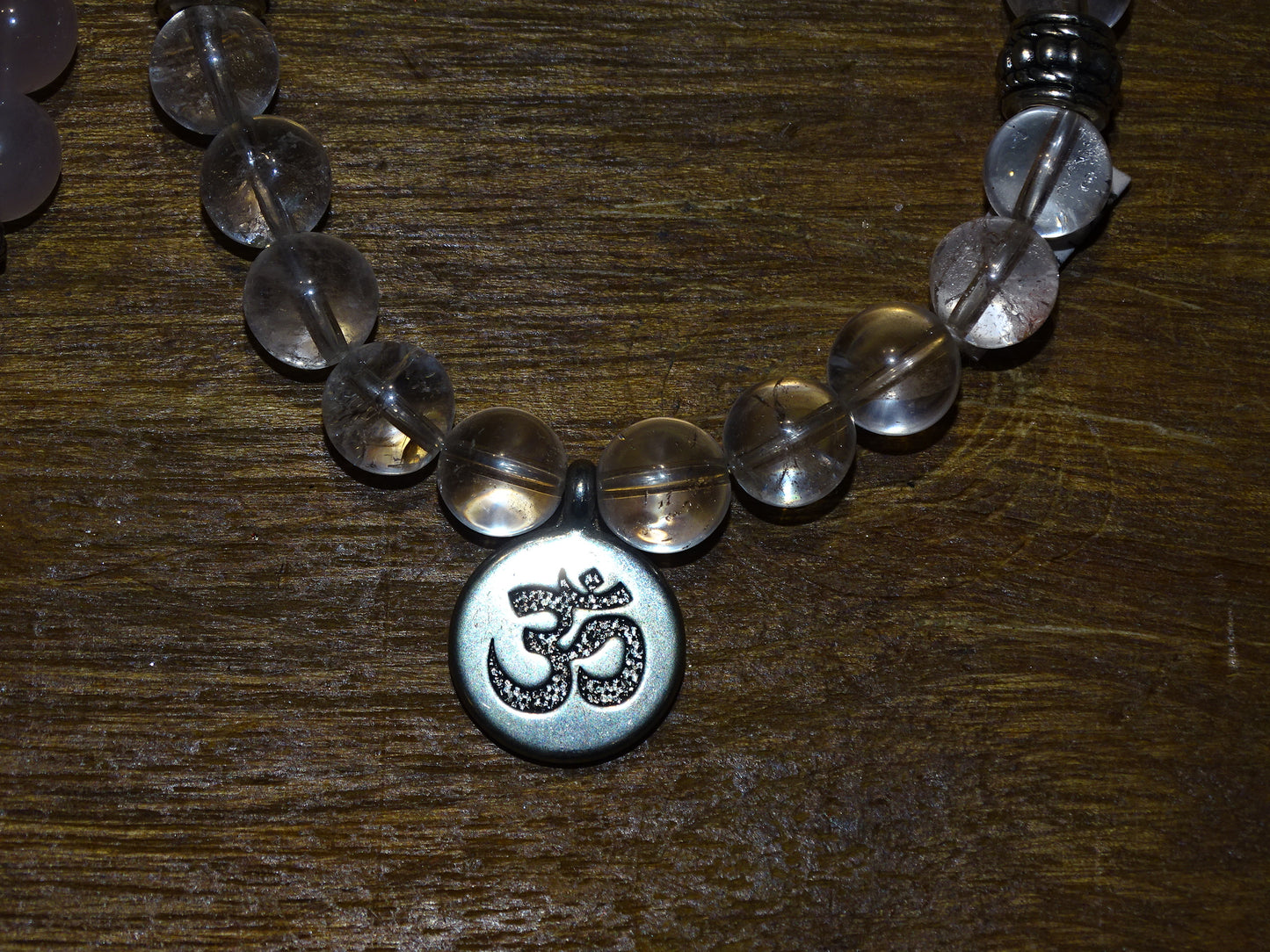 Collection de bracelets avec 3 charms au choix : Lotus Om ou Bouddha... En perle de 8mm + Médaille gravée de couleur argenté. Longueur au choix de 17 à 21 cm. Fait main par Zen Curiosity !