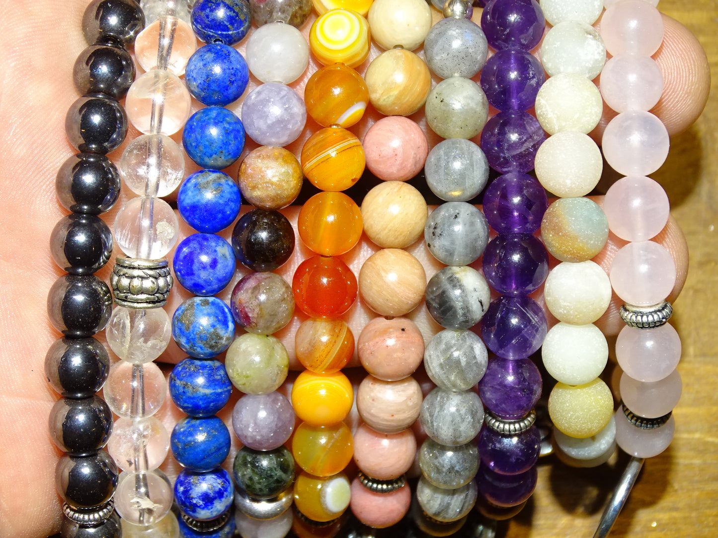 Collection de bracelets avec 3 charms au choix : Lotus Om ou Bouddha... En perle de 8mm + Médaille gravée de couleur argenté. Longueur au choix de 17 à 21 cm. Fait main par Zen Curiosity !