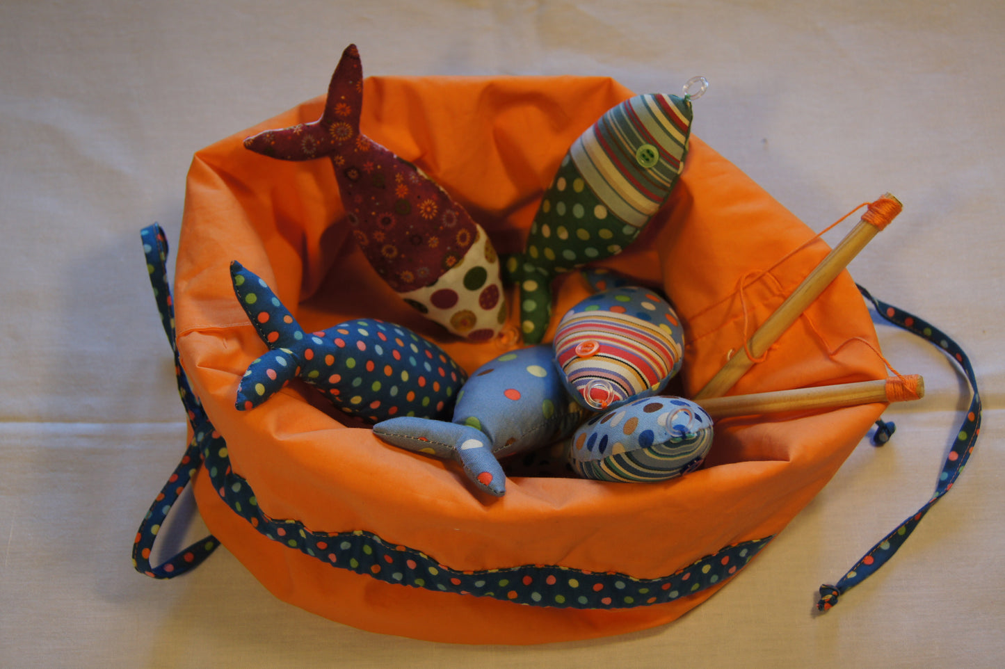 Jolis petits poissons de 17, 18 ou 24 cm, '100 % fait main'. Demandez nous un format sur mesure suivant vos besoins !