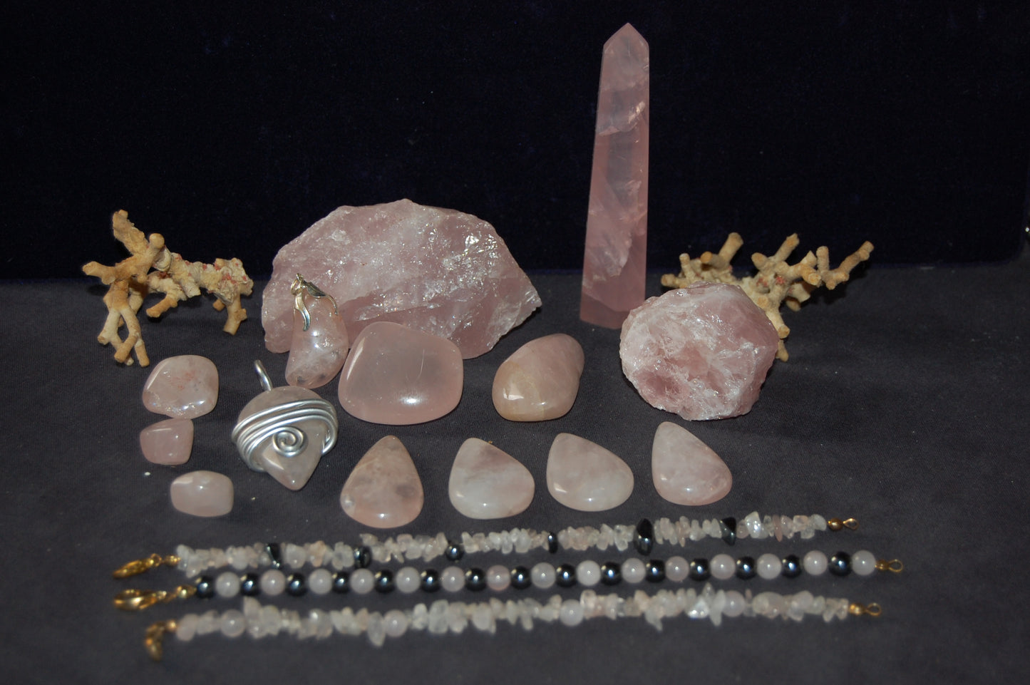 Quartz rose, perles rondes de 4, 6, 8 ou 10 mm. Vendu en fil de perle 38/39 cm, en bracelet de 17 à 21cm, en collier de 45 ou sautoir de 60cm. Qualité AA à AAA, superbes perles !