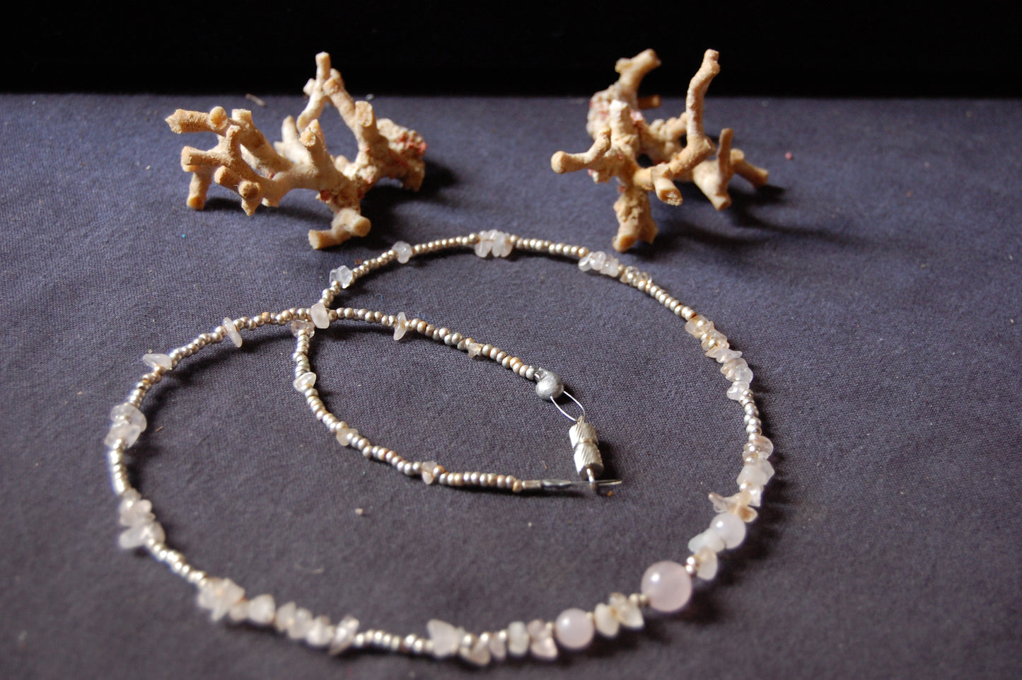 Quartz rose, perles rondes de 4, 6, 8 ou 10 mm. Vendu en fil de perle 38/39 cm, en bracelet de 17 à 21cm, en collier de 45 ou sautoir de 60cm. Qualité AA à AAA, superbes perles !