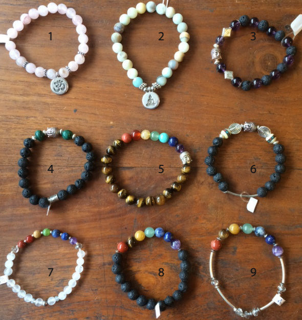 Collection de bracelets 7 chakras ou avec 'Charms' avec perles de 8 mm. Disponible de 17 à 21 cn de longueur. Qualité AA à AAA !