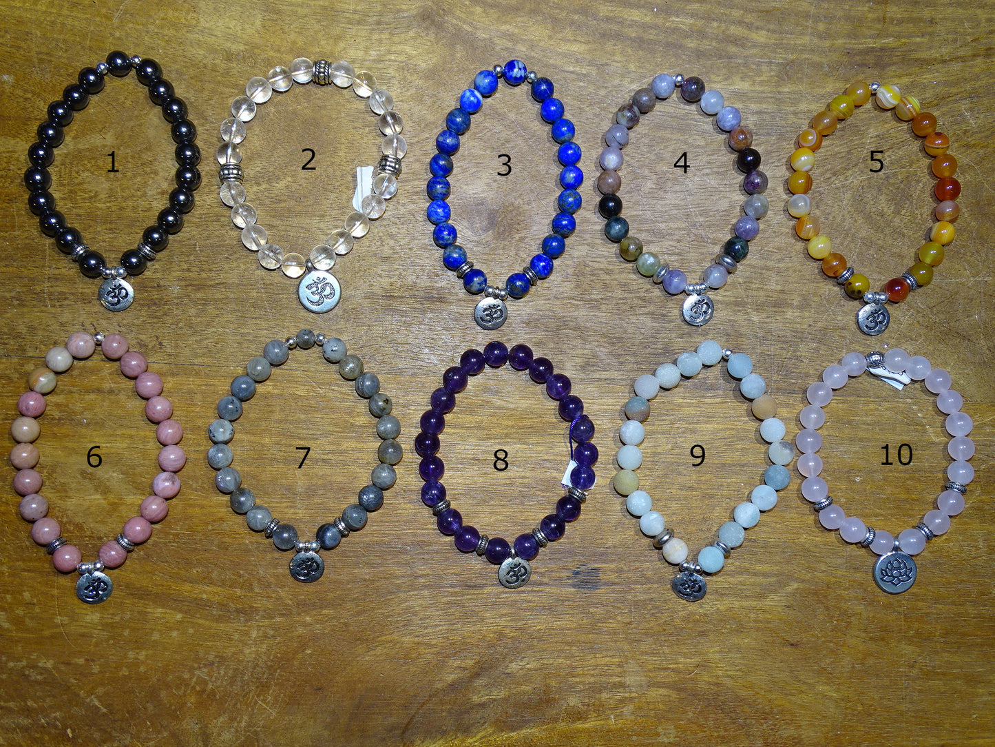 Collection de bracelets avec 3 charms au choix : Lotus Om ou Bouddha... En perle de 8mm + Médaille gravée de couleur argenté. Longueur au choix de 17 à 21 cm. Fait main par Zen Curiosity !