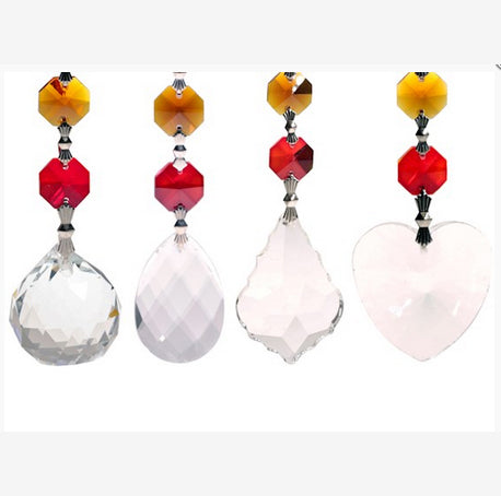 Sélection de 4 guirlandes avec des cristaux Feng Shui, aux couleurs des '7 chakras' ! 20 centimètres de longueur - 79 grammes. Simple, élégant et efficasse !