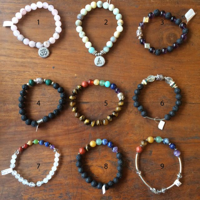 Collection de bracelets 7 chakras ou avec 'Charms' avec perles de 8 mm. Disponible de 17 à 21 cn de longueur. Qualité AA à AAA !