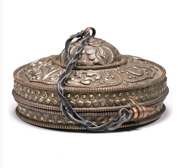 Cymbale Tibétaine/ Tingsha, en bronze avec gravures sacrées, 11 cm de diamètre - 820 gr.. Vendu avec étui métalique. Utilisées comme offrandes musicales !