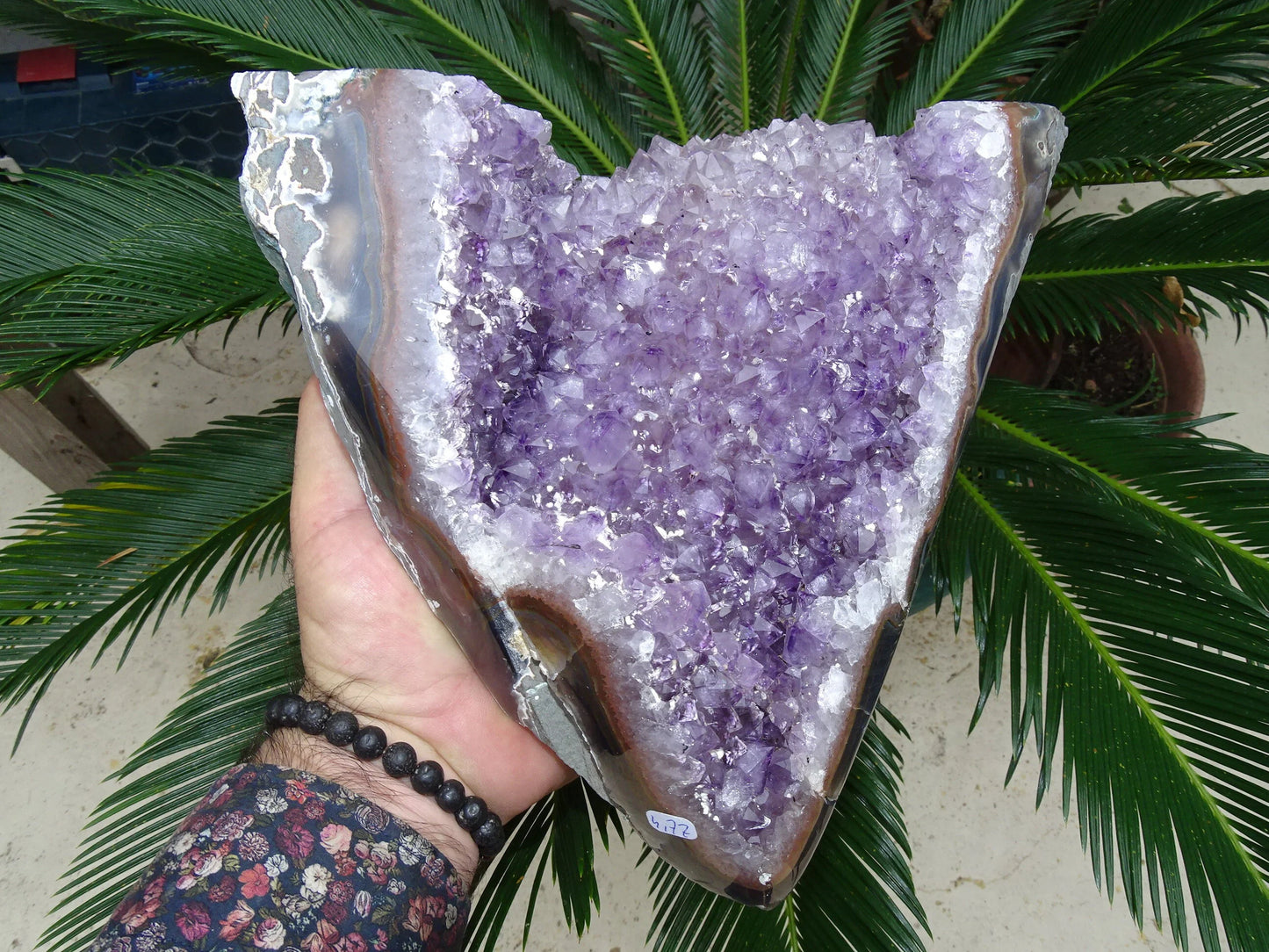 Druses en améthyste avec contours polis en agate, 4.7 kilogrammes - 33x20x15 centimètres. Vendu avec socle en métal sur mesure. Superbe qualité AA, en provenance du Brésil !