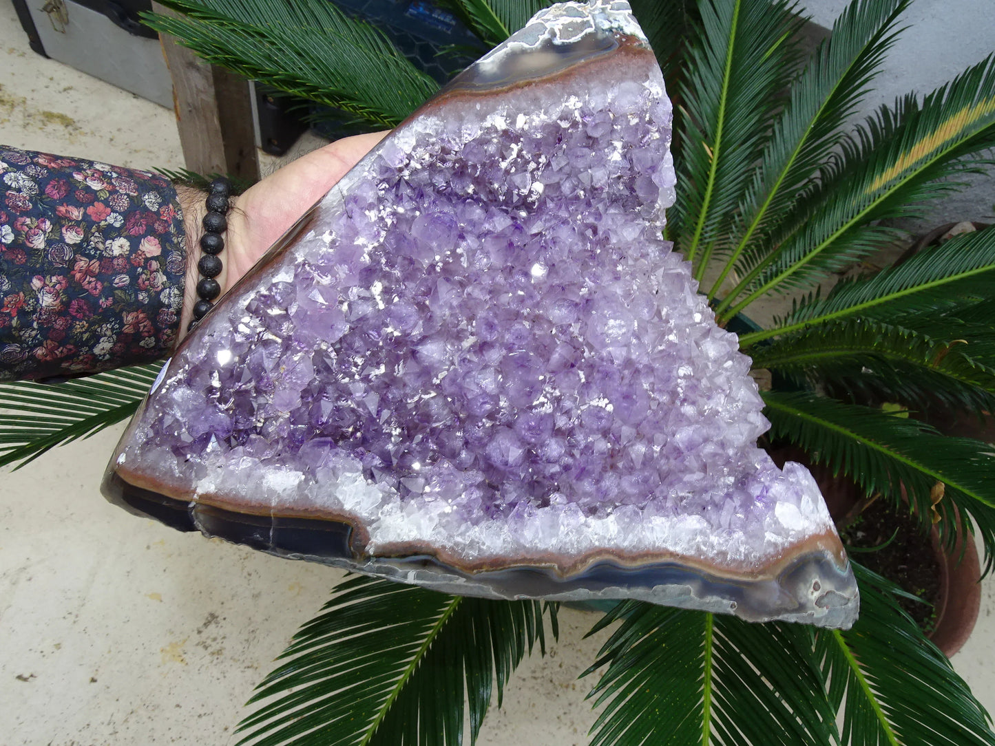 Druses en améthyste avec contours polis en agate, 4.7 kilogrammes - 33x20x15 centimètres. Vendu avec socle en métal sur mesure. Superbe qualité AA, en provenance du Brésil !