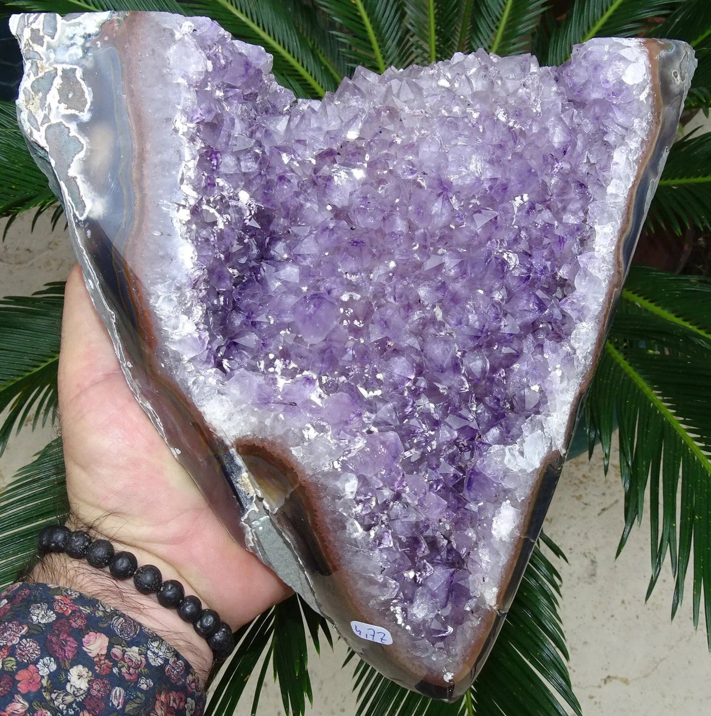 Druses en améthyste avec contours polis en agate, 4.7 kilogrammes - 33x20x15 centimètres. Vendu avec socle en métal sur mesure. Superbe qualité AA, en provenance du Brésil !