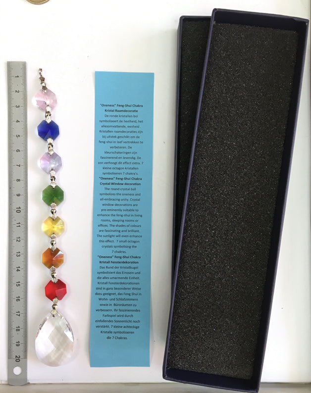Sélection de 4 guirlandes avec des cristaux Feng Shui, aux couleurs des '7 chakras' ! 20 centimètres de longueur - 79 grammes. Simple, élégant et efficasse !