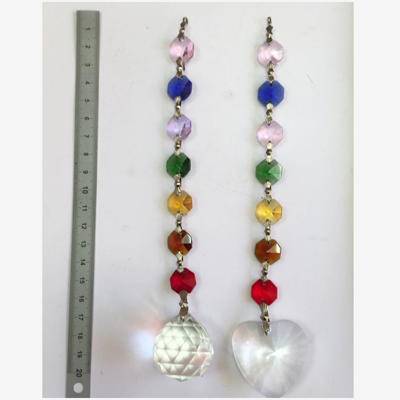 Sélection de 4 guirlandes avec des cristaux Feng Shui, aux couleurs des '7 chakras' ! 20 centimètres de longueur - 79 grammes. Simple, élégant et efficasse !