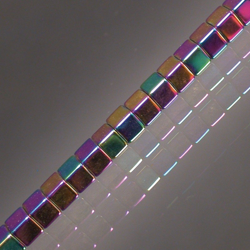Hématite finition 'Titane', en bracelet de 17 à 21 cm - fil/ rang de perle d'eniron 40 cm - collier de 42 cm. Perles en forme de 'carré/ cube' de 4 mm !