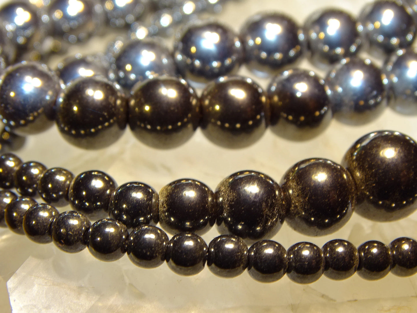 Hématite, perles rondes de 4, 6, 8 ou 10 mm. Vendu en fil de perle 38/39 cm, en bracelet de 17 à 21cm, en collier de 45 ou sautoir de 60cm. Qualité AA à AAA, superbes perles, belle pureté, parfait !