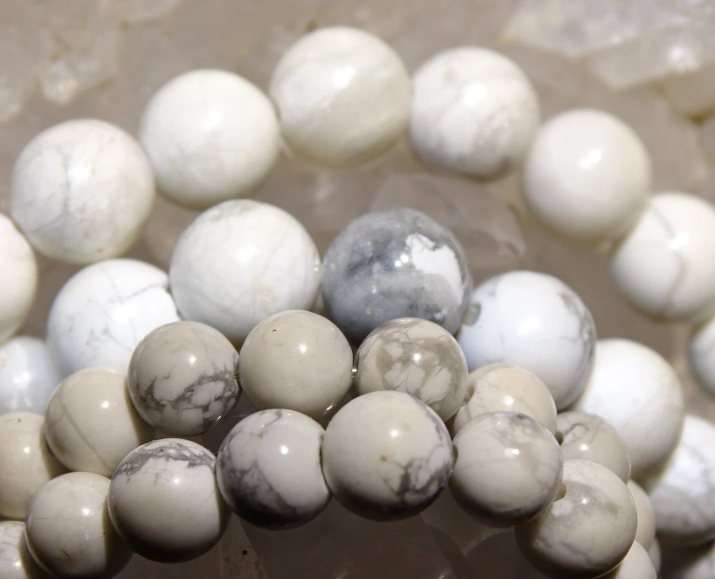 Howlite, perles rondes de 4, 6, 8 ou 10 mm. Vendu en fil de perle 38/39 cm, en bracelet de 17 à 21cm, en collier de 45 ou sautoir de 60cm. Qualité AA à AAA !