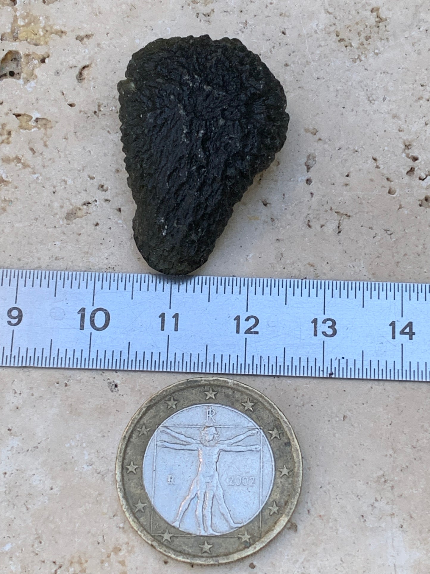 Moldavite/ Tectite verte authentique, de 33mm x 23 x 11 - 7,8 grammes. Le must en matière de pierre de la famille des météorites et tectites. Fascinant, envoutant, hypnotisant !