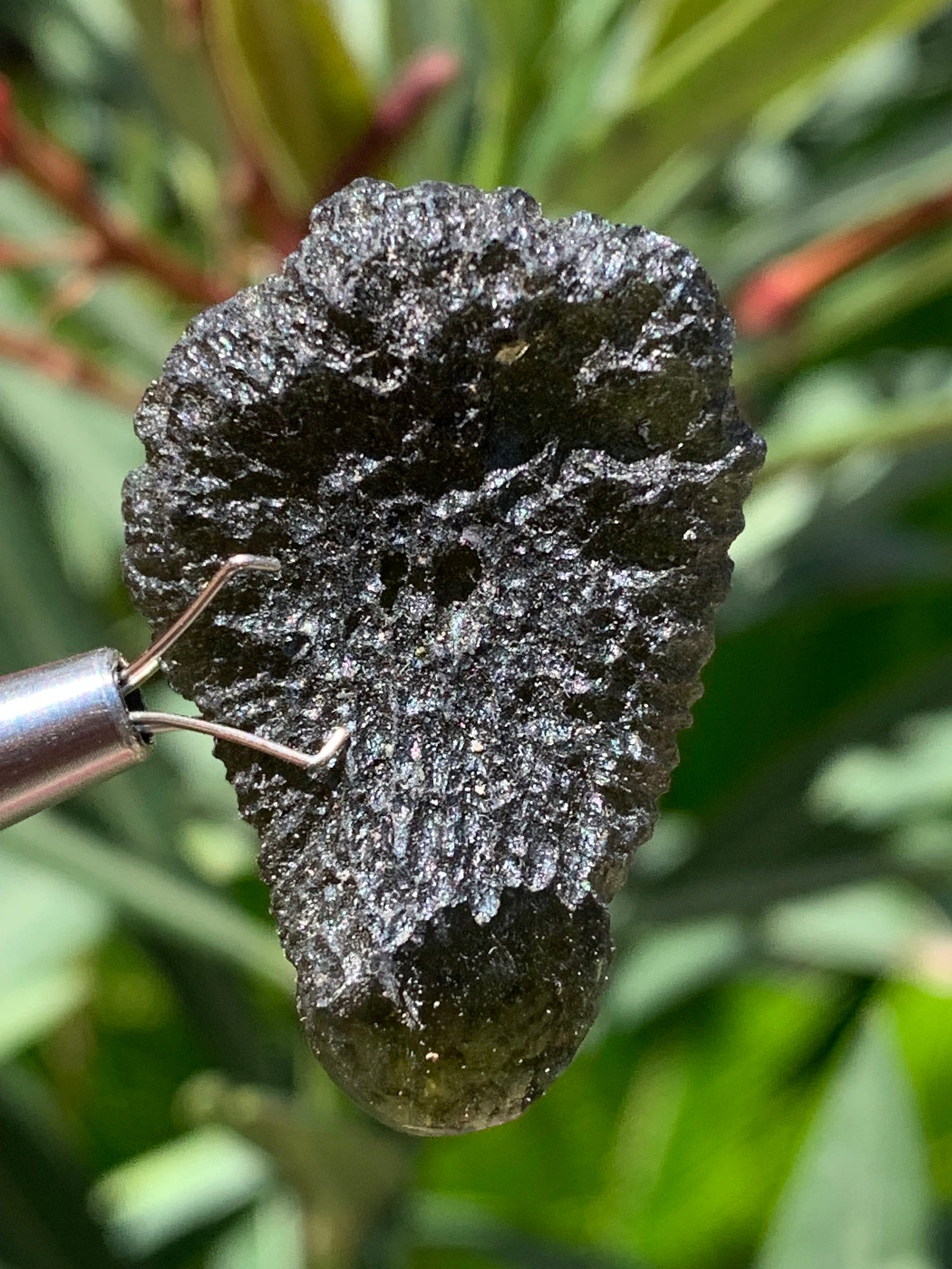 Moldavite/ Tectite verte authentique, de 33mm x 23 x 11 - 7,8 grammes. Le must en matière de pierre de la famille des météorites et tectites. Fascinant, envoutant, hypnotisant !