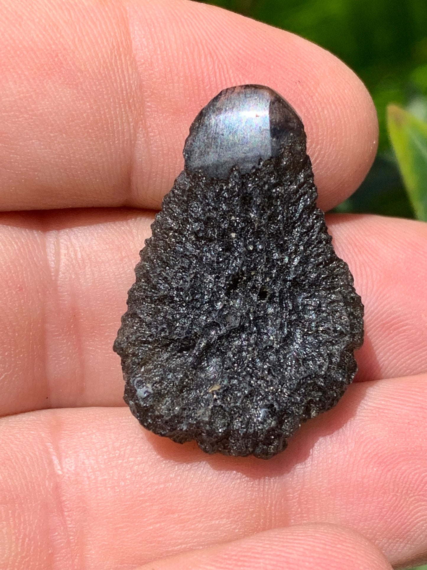 Moldavite/ Tectite verte authentique, de 33mm x 23 x 11 - 7,8 grammes. Le must en matière de pierre de la famille des météorites et tectites. Fascinant, envoutant, hypnotisant !