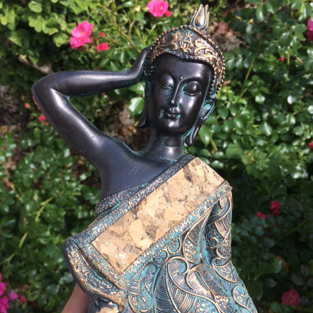 Bouddha couché/ allongé de taille 36x9x11cm. Habillage en textiles et liège, superbe pièce !