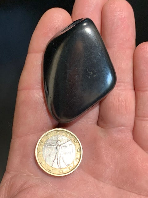 Shungite – Pierre roulée de 52 x 37 x 20 mm - 37,8 gr.