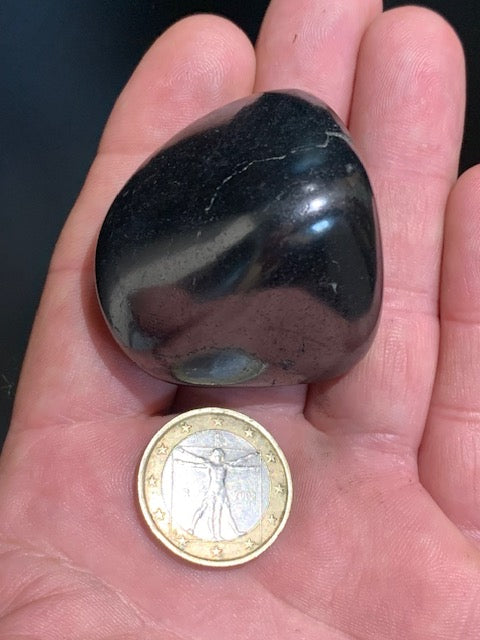 Shungite – Pierre roulée de 45 x 40 x 33 mm - 59,6 gr.
