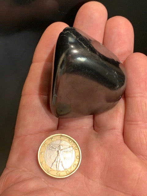 Shungite – Pierre roulée de 50 x 43 x 36 mm - 70,6 gr.